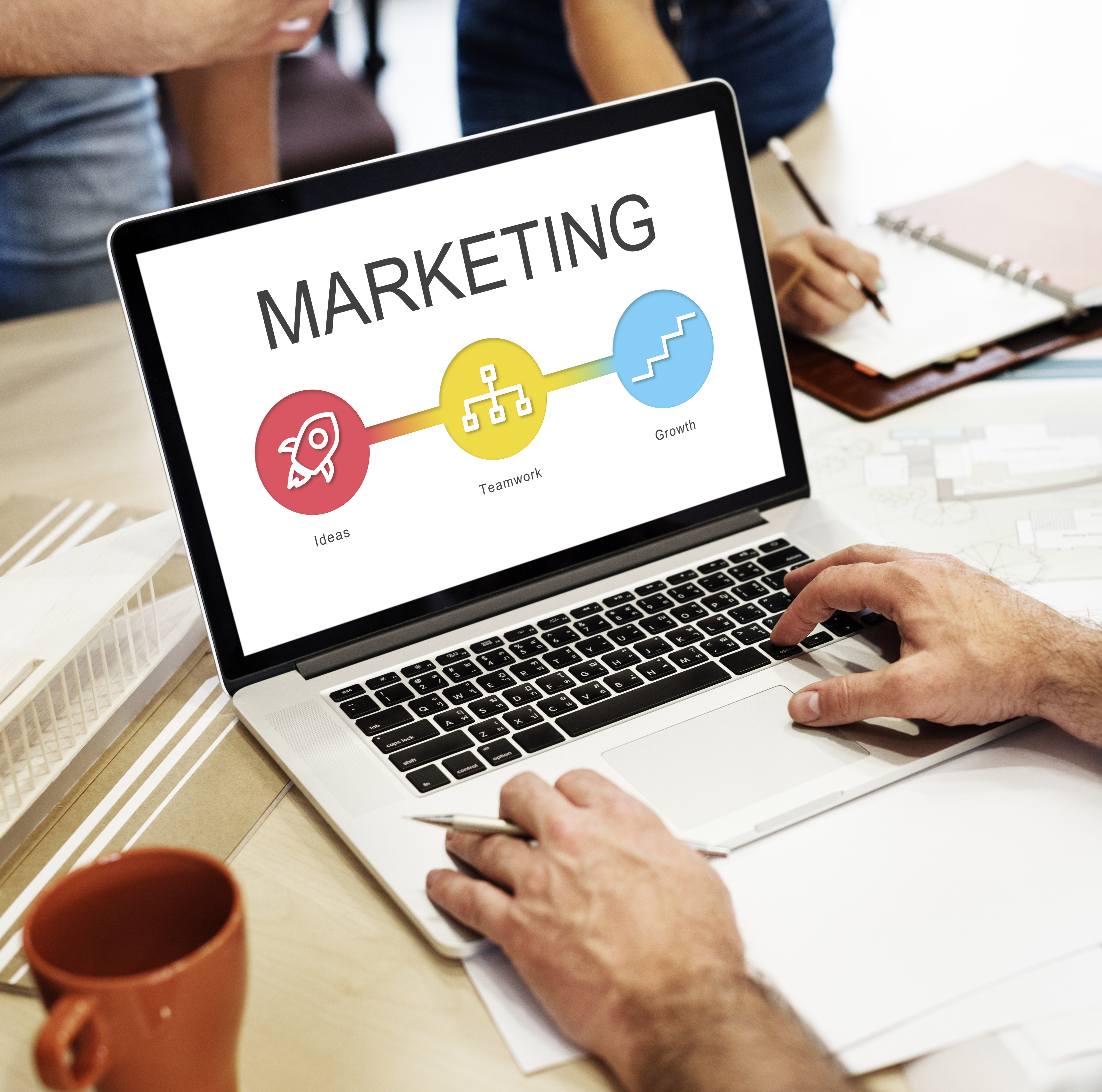 Professionnels travaillant ensemble sur une stratégie marketing
